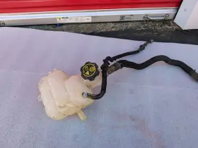 23123562 Chevrolet 2016-2019 Volt Radiator Coolant Reservoir Bottle Oem