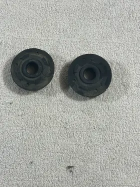 001-a Ford 2004 Escape Lower Radiator Bushings