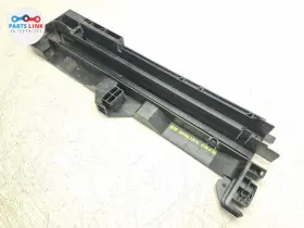 M8e2-8a290-ac Land Rover M8e28a290 2023-25 Range Sport Front Right Radiator Bracket Trim Shield Support L461