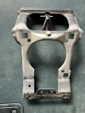 2116201916 Mercedes-benz 2003-2009 W211 E320 E350 Center Hood Latch Support Bracket